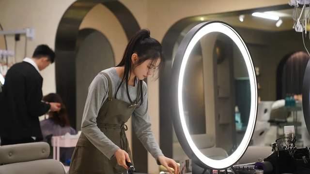 富家女穿越后只剩2块钱：你以为的重启人生，99%是地狱模式