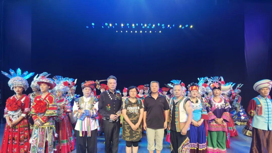 铭记历史，珍爱和平——抗日英烈后人观演《多彩贵州风》