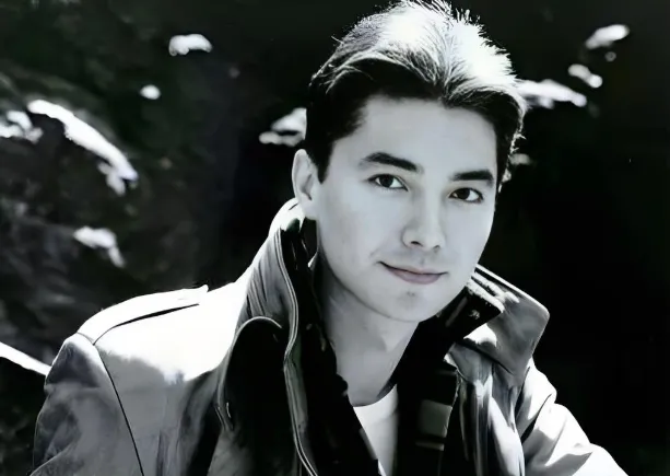 亚洲第一美男尊龙：无父无母无妻无子，为何认千年古树做祖父祖母