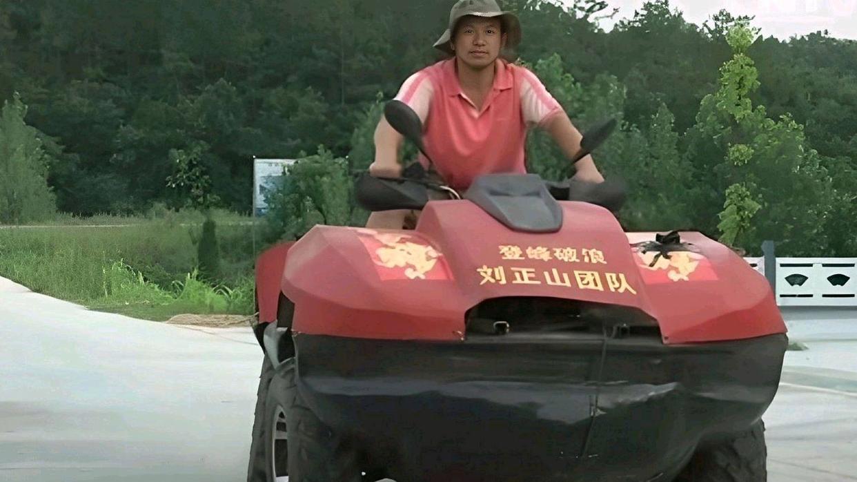 2014年，湖北一男子发生了一辆水陆两栖摩托车，实现了自己的梦想