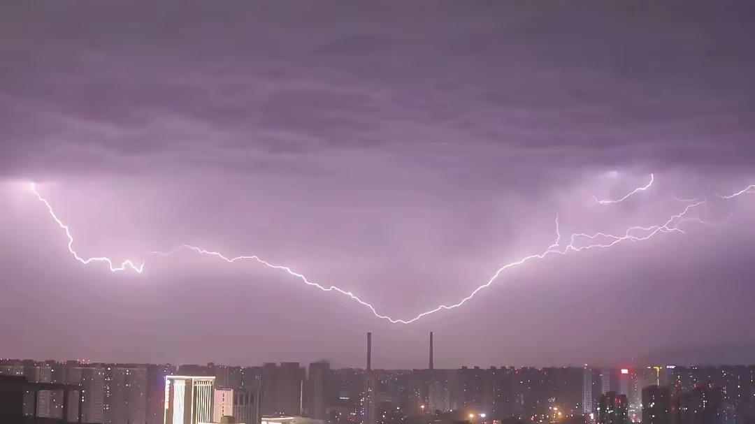 龙真的存在吗？西安雷雨夜不明黑影疾速掠过，目击者: 3条！像龙