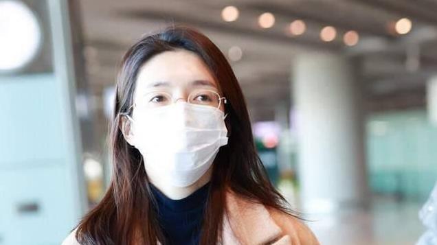 江疏影会穿是数一数二的，粉色大衣+条纹衬衫时尚洋气，气质惊艳