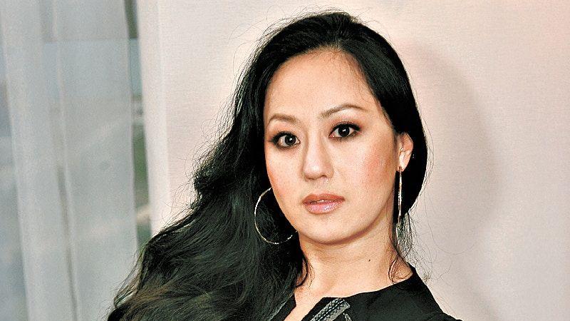章小蕙62岁街头漫步被偶遇，黑发浓密体态优雅，女儿曾言七年未见