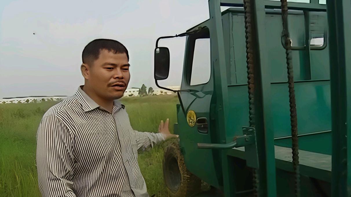 2010年，广西一男子发明了一辆越野拖拉机，可以在山地中行动自如