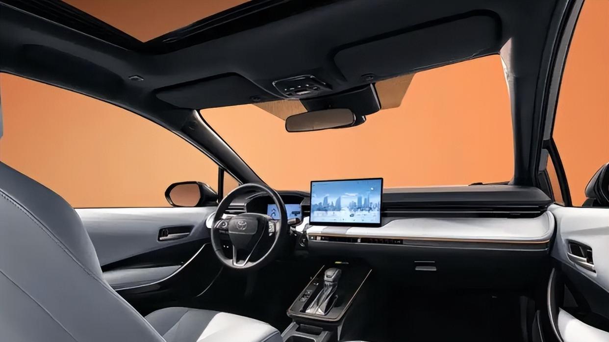 广汽丰田雷凌L发布，轴距加长50mm、标配8155P芯片，新增2.0L动力