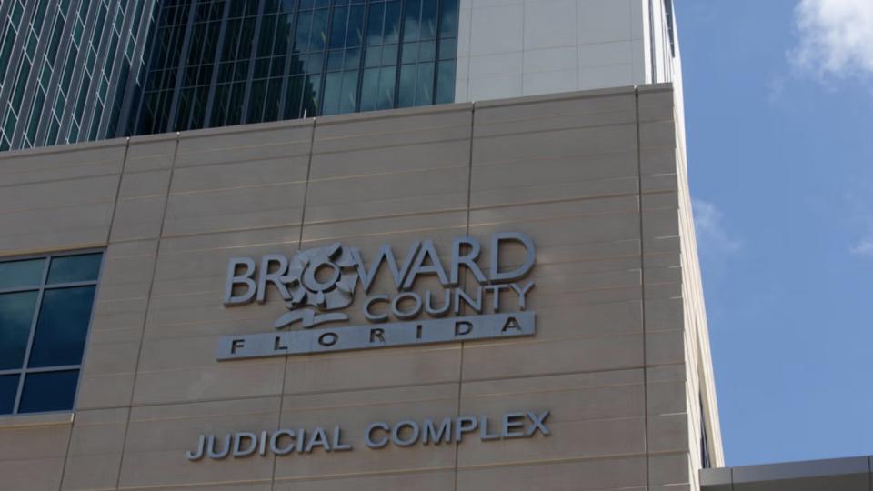 美国男子因家庭纠纷，在另外几个孩子面前将其怀孕妻子杀害，然后与警方搏斗后被捕