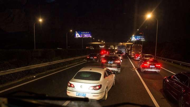 晚上高速开远光还是近光？一半司机开错灯，老司机：记住保命法则