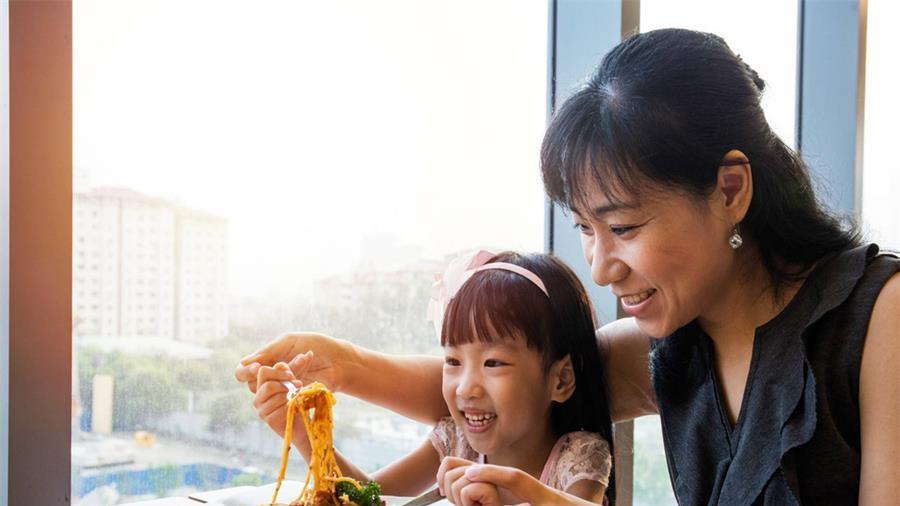 过度喂养孩子，正悄悄给娃健康 “埋雷”，你中招没？