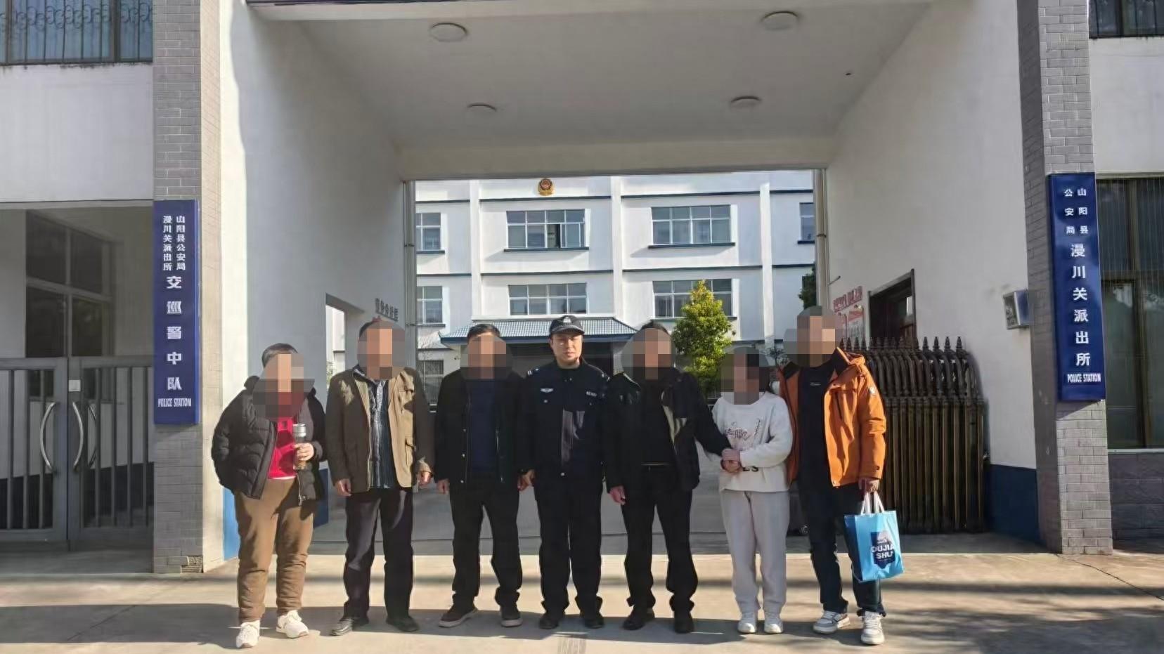 失联27年的聋哑亲人，在商洛山阳民警帮助下与家人骨肉重逢