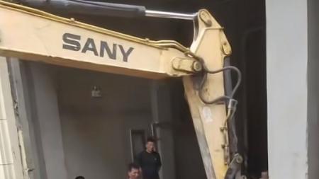事发辽宁，1楼门市用挖掘机进楼挖钢筋，私改房屋结构，太危险