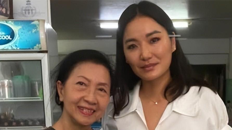 不丹王后佩玛消失3个月后现身泰国，三胎公主未同行，夫妻关系引猜测