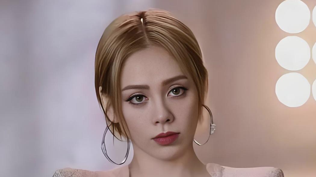 宁静50岁直播“翻车”！7个明星加起来背不出1句诗，她却凭这招“反杀”全网，到底凭什么？