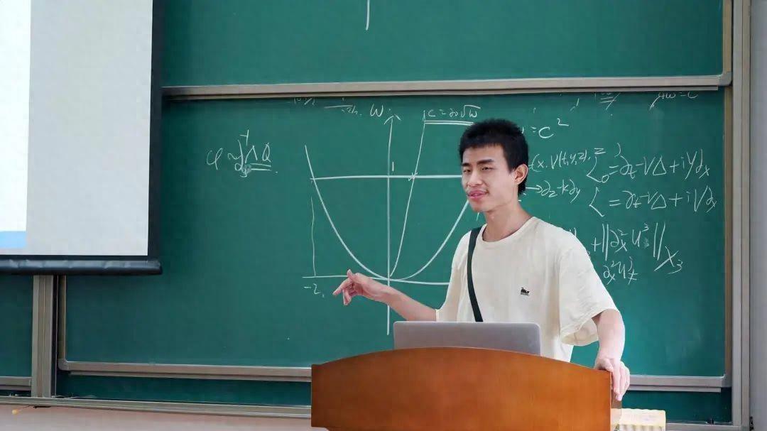 北大数学老师韦东奕抖音涨粉2000万 短视频里缺牙引担忧 家人回应健康问题及开号动机