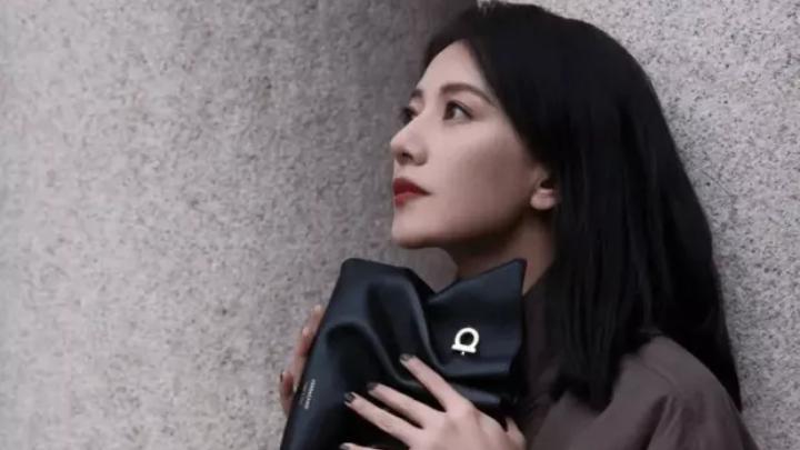 高圆圆又开始火啦，工装外套搭国风裙美到尖叫