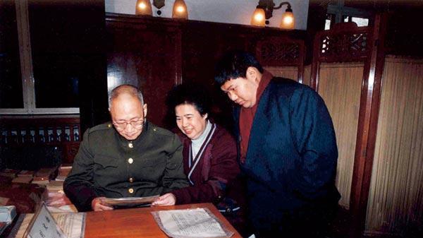 1992年，李讷来到毛岸青的家中，看望二哥、二嫂，一张罕见的合影
