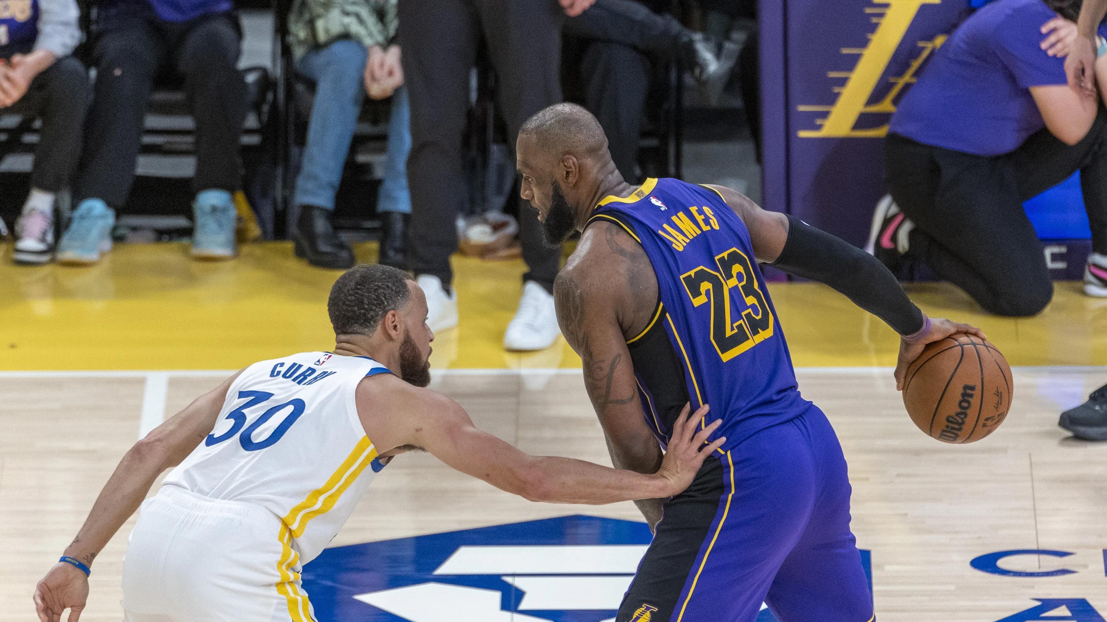 就在今天！勇士大战湖人，37岁库里打疯了，轰破79年NBA纪录