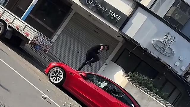 反转！温州被砸特斯拉车主现身，真相浮现，保安砸车另有隐情