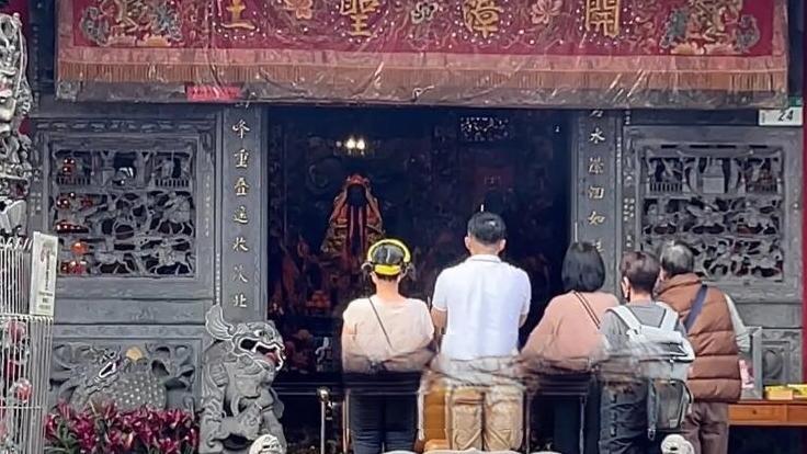 碧山岩祈福后，小玥儿展露笑颜。