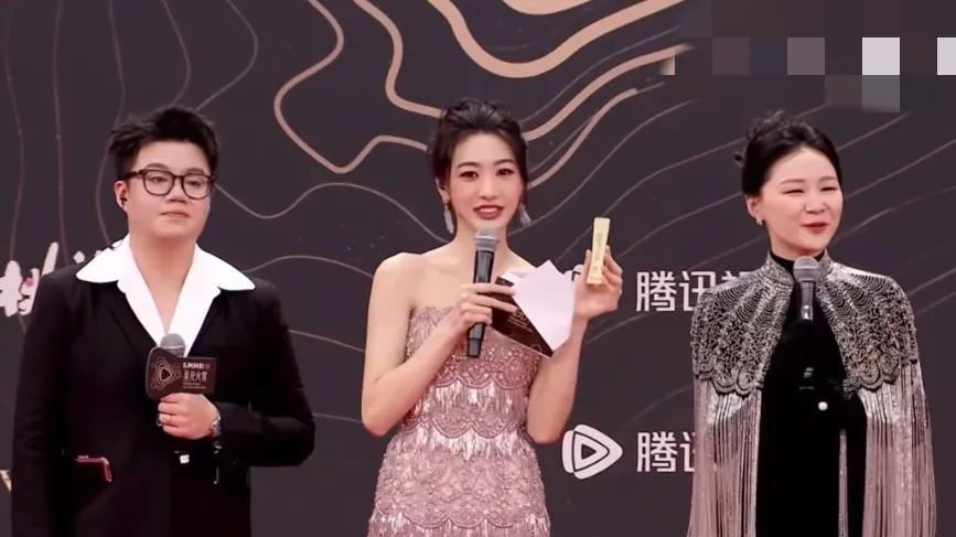 ​澳门这一晚，罢走红毯疯炒CP，抢话筒踩裙摆，小心机全写在脸上！