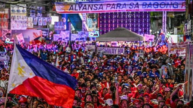 中方高层坐在身边，马科斯壮起胆子主动搭话，只字不提南海上的事