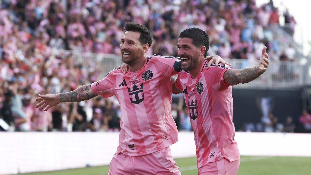 名场面！梅西心甘情愿给德保罗提鞋松鞋带引热议, 球迷: 王的温柔