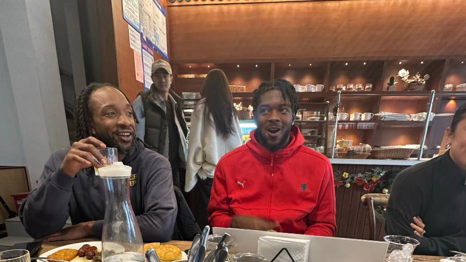 辽宁队内聚餐！赵继伟与华莱士+外援吃西餐，氛围融洽！