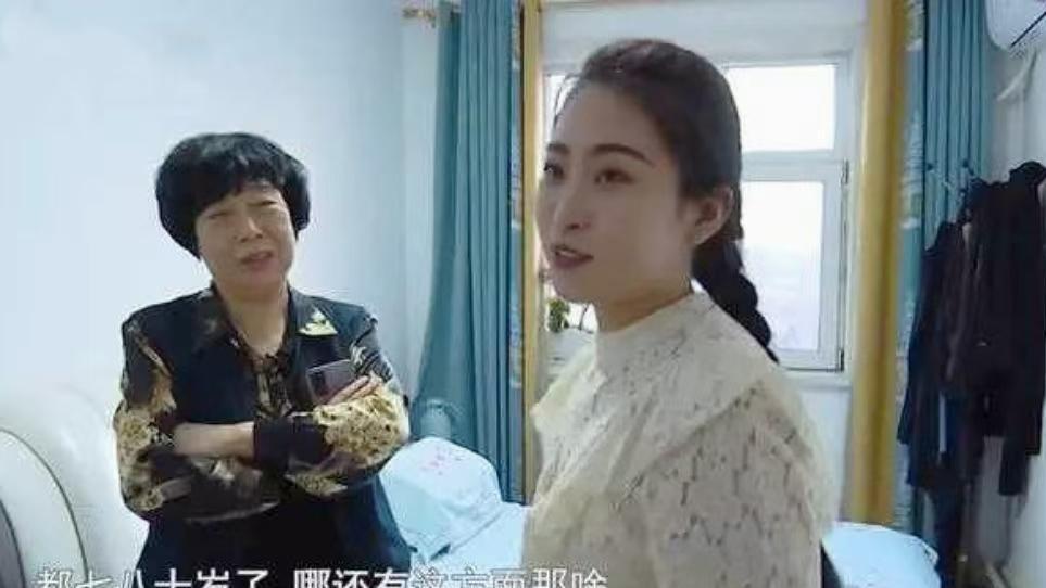 72岁大爷坐拥房产存款，为何执着追求年轻貌美的伴侣？