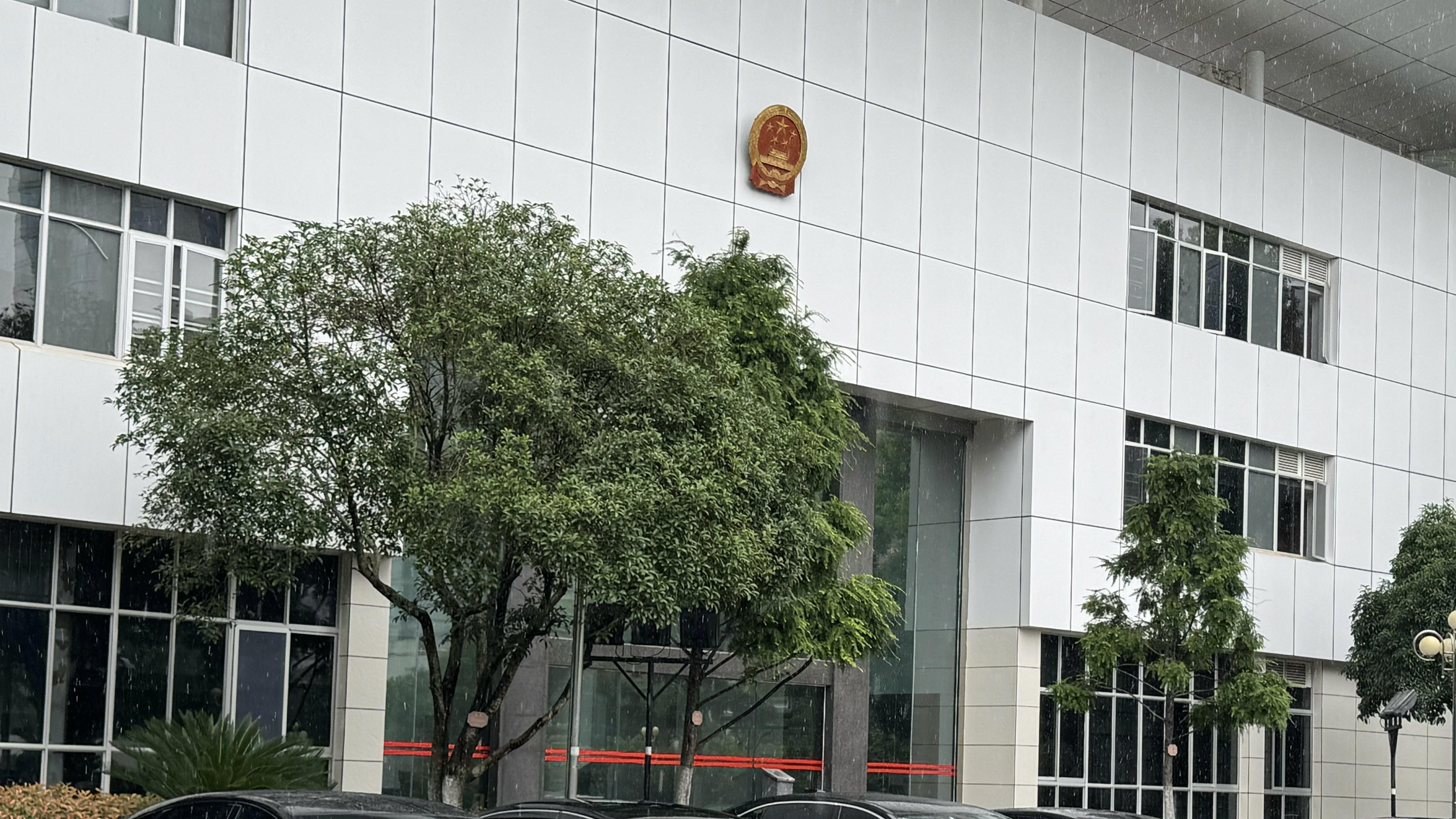 通勤新风尚，政府大院停满比亚迪！