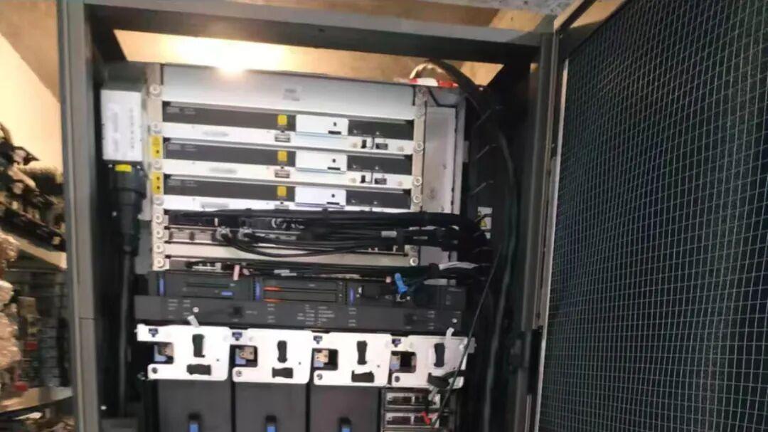 罕见的二手IBM服务器！重达1吨开价4.3万，吸引19万人围观