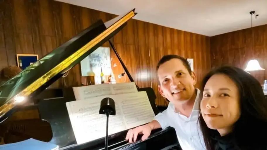 绝了！莫文蔚现身重庆老君洞烧香，白 T 牛仔裤搭配随性，老公保镖一路守护