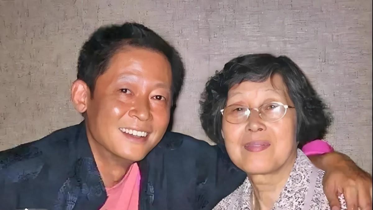 王志文母亲身份首曝光！拾荒42年供出影帝，床头铁盒藏惊天秘密