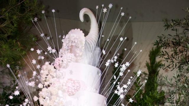 摩纳哥王妃长发造型惊艳，与国王反差同框，力压凯特登时尚榜首