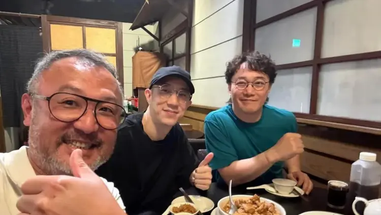 成龙带儿子现身瑞士！父子俩罕同框，42岁房祖名穿搭清爽状态不错