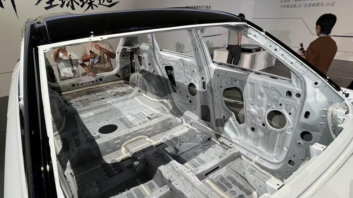 起售价降2万 有两驱有四驱 2026款瑶光C-DM寰球版选哪款更合适？