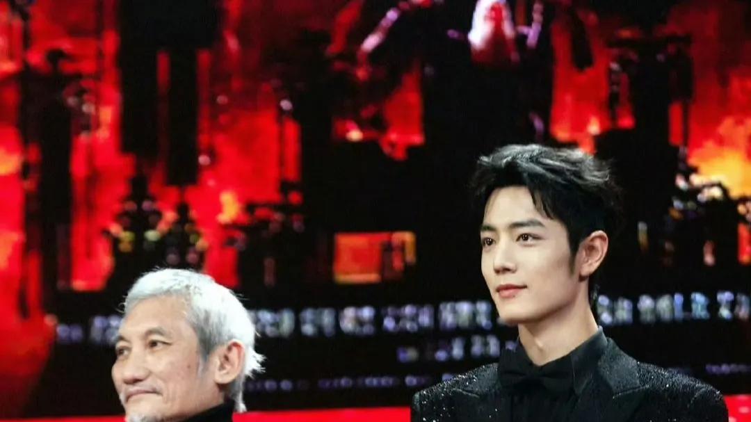 粉丝太热情导演高不高兴？肖战微博之夜控场引热议