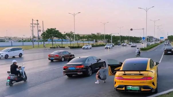 开小米SU7表白被拒，女生转乘奥迪，背后真相令人深思