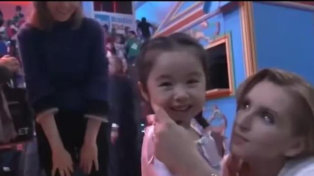 华裔小天才闪耀国际，文化风采展现全球，萌翻在场主持人和嘉宾。