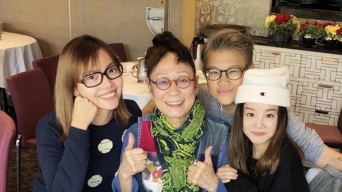 她因饰演梅超风无人敢娶，两度错失嫁入豪门机会，73岁仍孤身一人