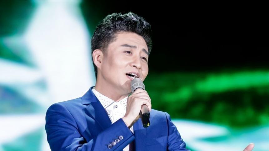 中专毕业当文艺兵，22年后成团长登春晚，如今满头白发饱受争议！