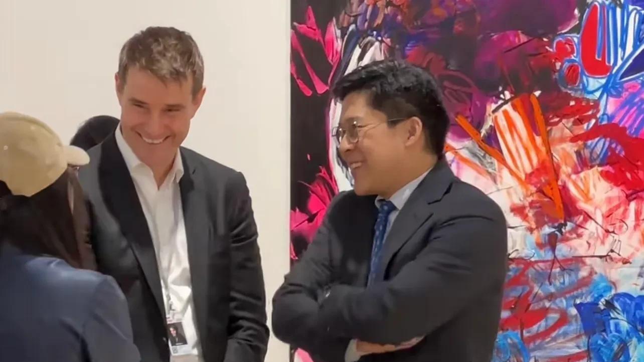 一场艺术盛宴，两种人生姿态：香港巴塞尔艺术展的低调与奢华，谁才是真正的赢家？