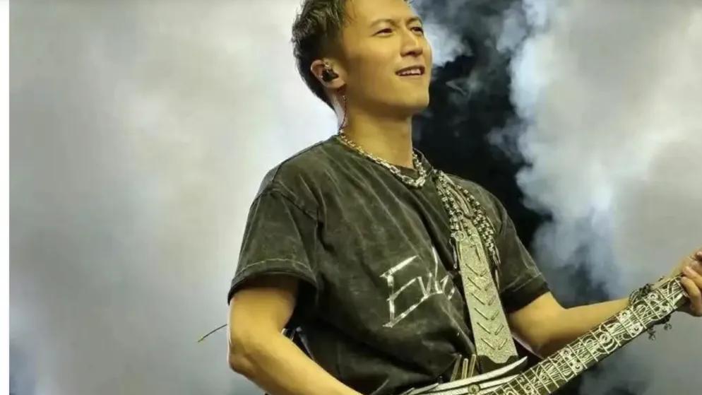 王菲去了谢霆锋演唱会：扎丸子头坐后面喝酒，穿深V骨相很顶