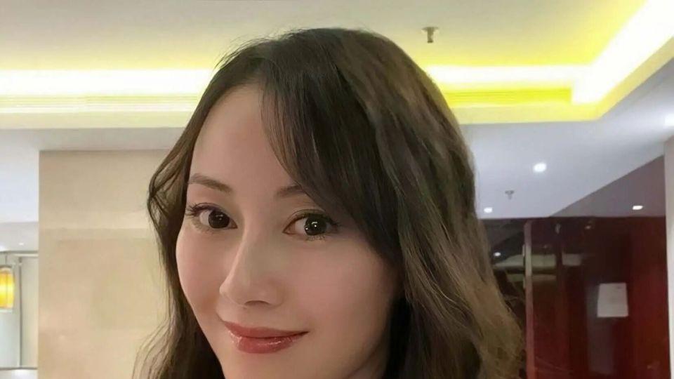 女星袁嘉敏网售大尺度照片，18岁以上才能付费观看，网友：穷疯了？