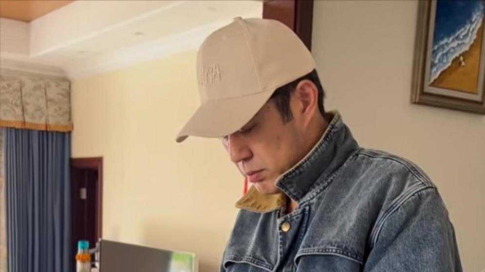 53岁刘钧称与太太早已分开，亲自动手包饺子，住京郊别墅养猫作伴