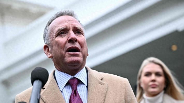 逼乌割地裁军，被特朗普出卖了？美俄重启秘密谈判，普京现身前线