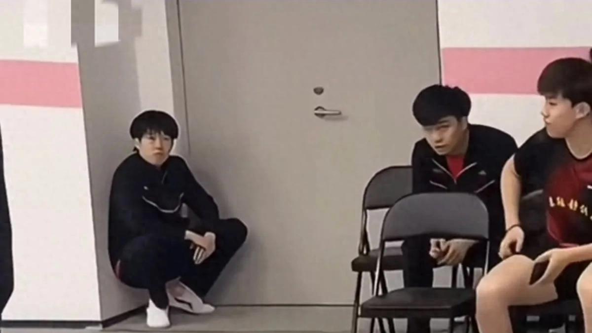 王楚钦乒超"整活"名场面全曝光！蹲角落、掀地毯、表情包三连，球迷：这松弛感绝了！