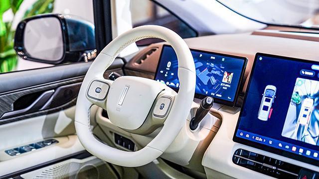 家用MPV卷王：魏牌全新高山标配智驾+四驱，32.98万起售