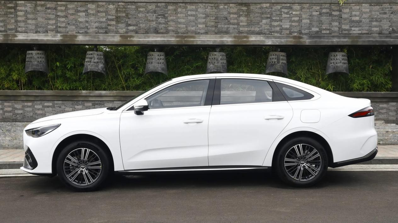 又是一台爆款？长4.8米，雷神电混+125km纯电续航，竞争秦PLUS？