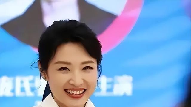 前央视主持人周涛回乡调研，市长接待部长陪同，如今她是什么身份