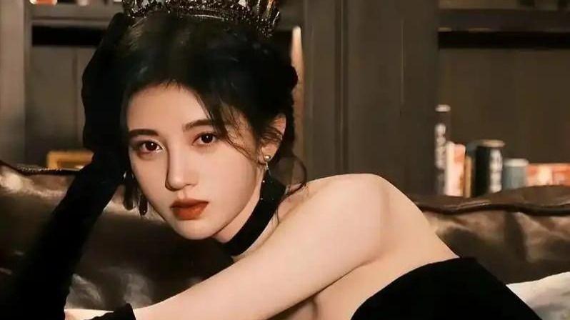 鞠婧祎穿学院风制服太美了！齐刘海少女感满满，不愧是4000年美女