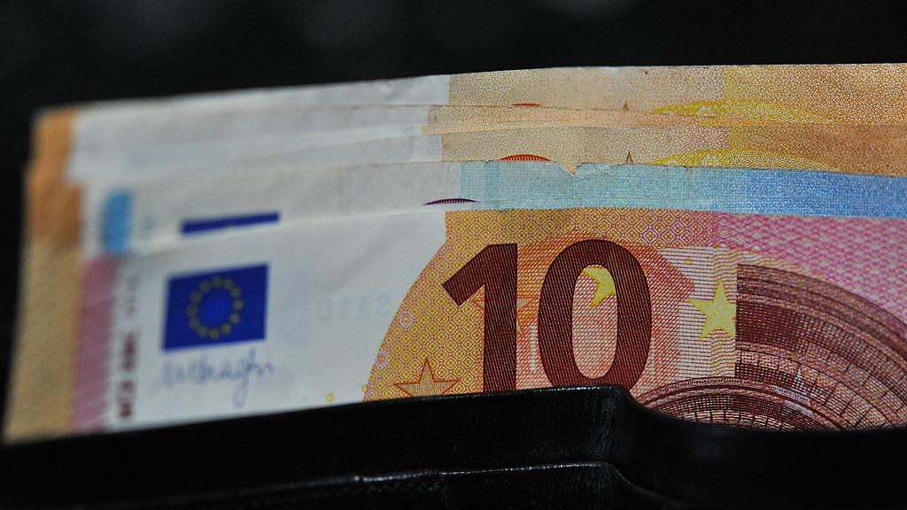 普通人赚钱最快的方式就是去抄，除此之外，别无他法